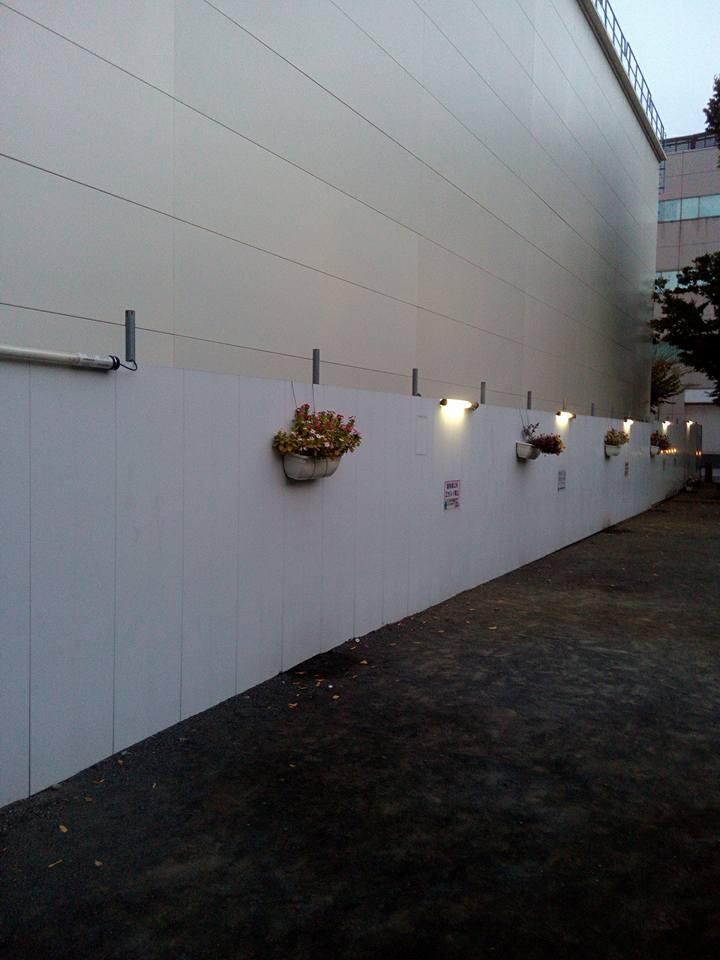 囲いに釣らされている花壇