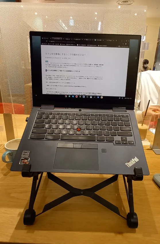 スタバで仕事をするシニア（リモートワーク）